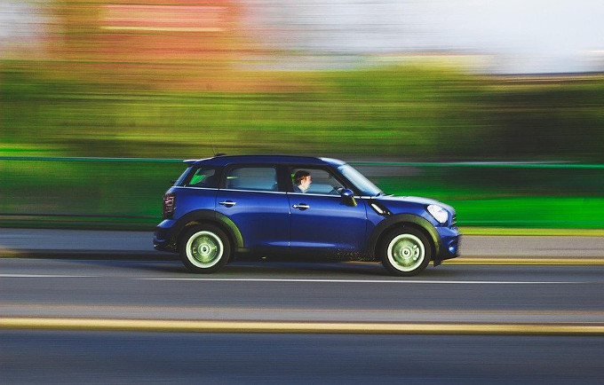 Verschillende krachten werken op onze wielen tijdens het rijden. Verschillende krachten werken op onze wielen tijdens het rijden.