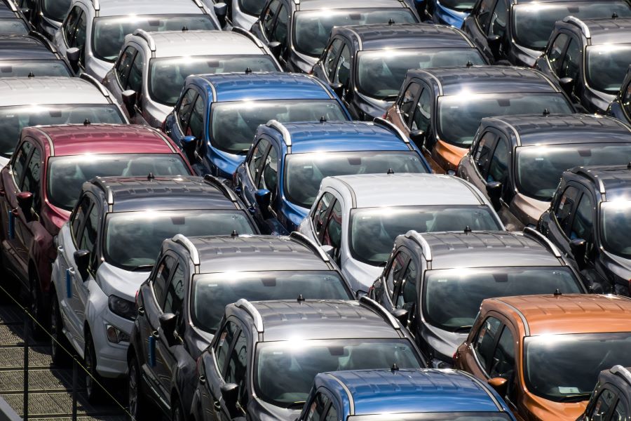 nieuwe auto's op de parkeerplaats van de fabrikant