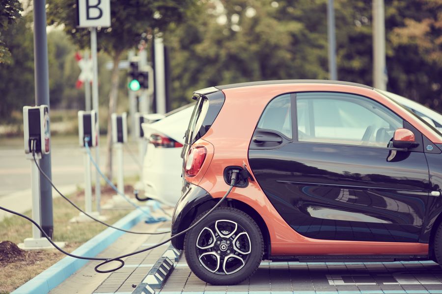 het opladen van een elektrische auto