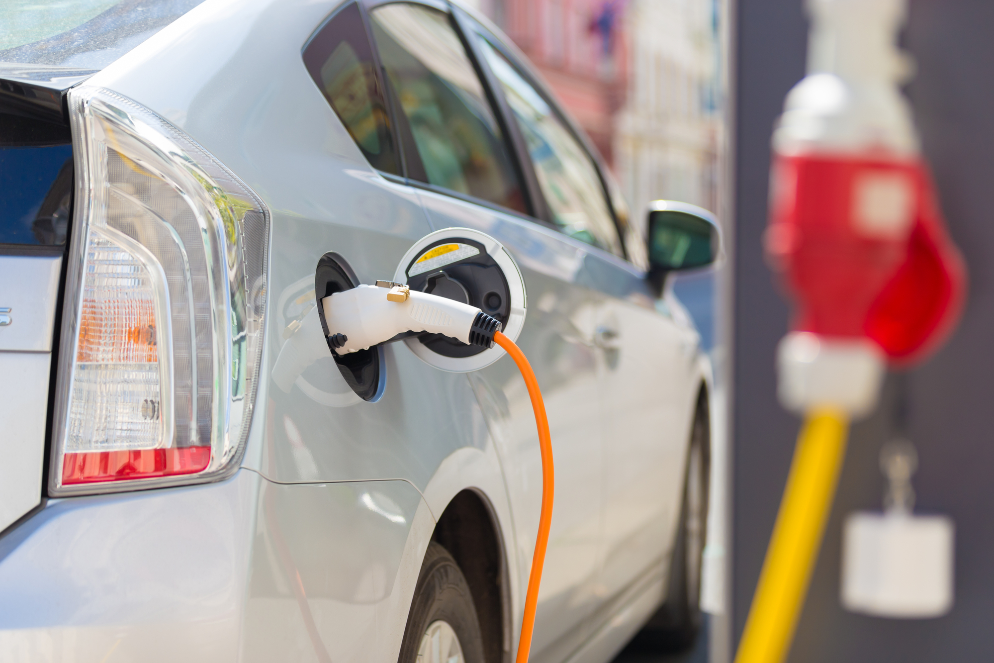 Plug-in Hybride wordt opgeladen aan laadpaal