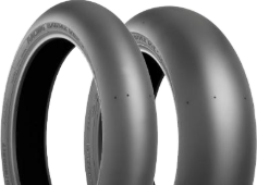 Close-up van het loopvlak Bridgestone V02 200/660 R17 Rear TL Soft