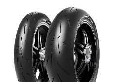 Close-up van het loopvlak Pirelli Diablo Rosso IV Corsa 200/60ZR17 (80 W) Rear TL