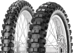 Close-up van het loopvlak Pirelli Scorpion MX Extra X 110/90-19 62 M Rear TT NHS